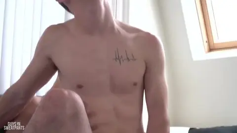 Gut bestückter Typ fickt einen engen Arsch