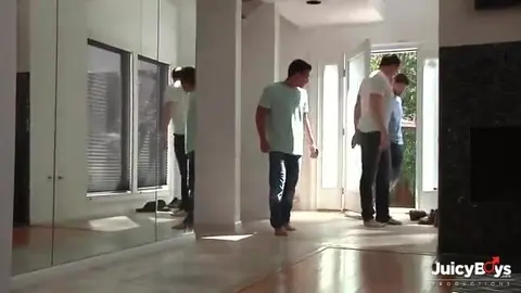 Gangbang gay: un ragazzo scopa con 3 tipi