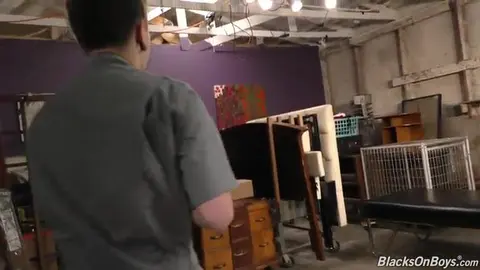 Il meccanico col cazzo grosso scopa duro