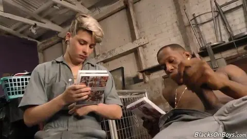 O mecânico com rola enorme mete forte