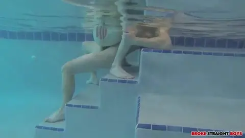 Жёсткий секс в общественном бассейне