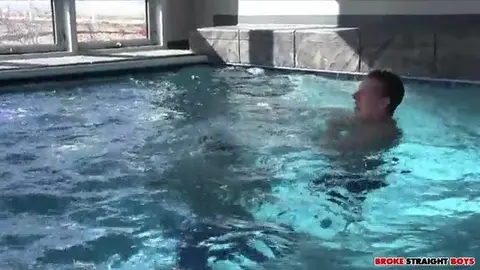 Harter Fick im städtischen Schwimmbad