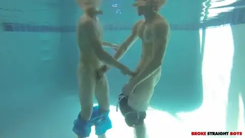 Harter Fick im städtischen Schwimmbad