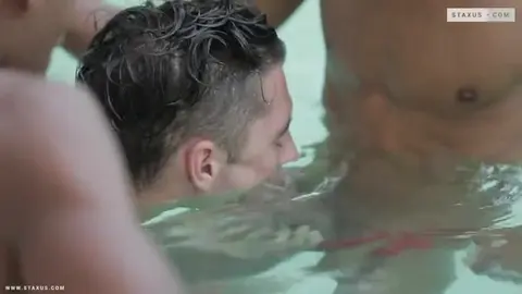 Gemelli meticci dotati doppiano un bottom