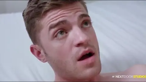 Bel twink biondo fa la troia