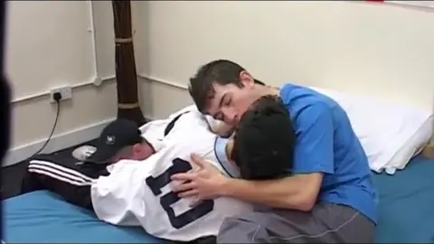 Трёх английских гопников трахают без резинки