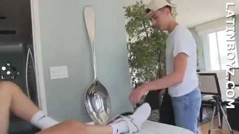 Matón destroza el culo de un pasivo sumiso