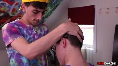 Hetero von seinem schwulen Freund verführt und gefickt