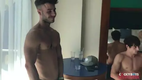 Coppia gay giovane gioca con sextoy mentre scopa