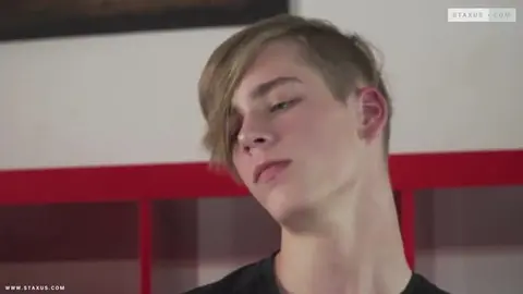 Jovencito rubio guapo se deja perforar el culo por un colgado