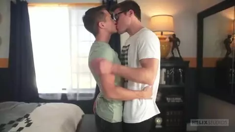 Un nerd gli riempie il culo di sborra