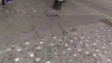 Gigolò etero giovane succhia cazzo al cesso