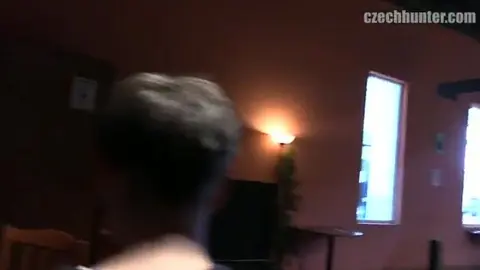 Gigolò etero giovane succhia cazzo al cesso