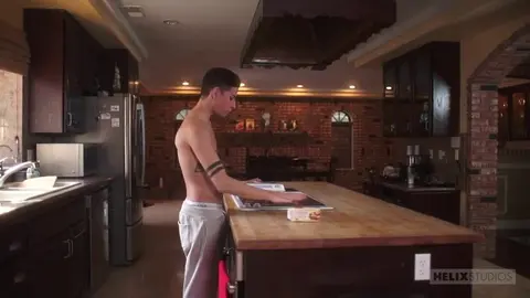 Un semental atlético se folla a su compañero de piso