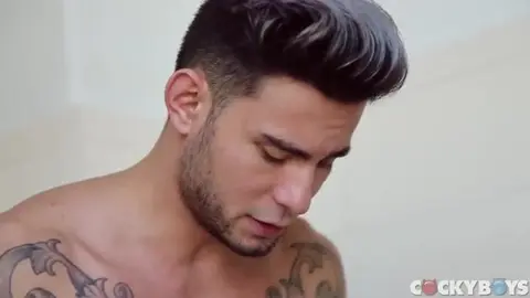 Schwuler Skater wird von Ricky Roman hart durchgenommen