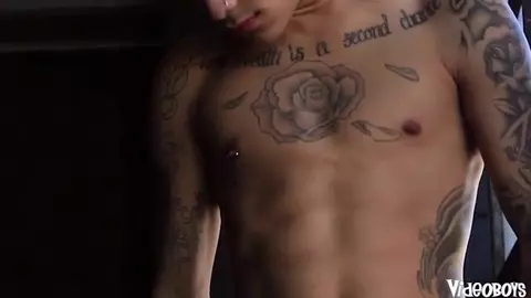 Patinador tatuado se pajea la polla gorda