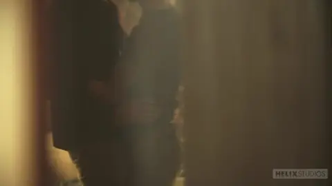 O gato Ashton Summers mete em Leo Frost no bareback