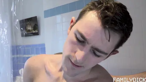 Giovane ragazzo si fa radere il pube dal patrigno (roleplay)