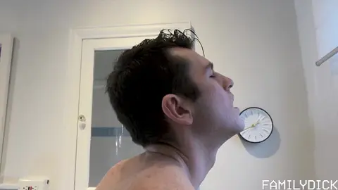 Giovane ragazzo si fa radere il pube dal patrigno (roleplay)