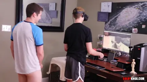 В VR-шлеме его неожиданно ебут сзади