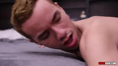 Con il visore VR si fa fottere a sorpresa da dietro