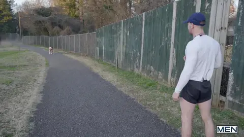 Trainer dehnt seinen Athleten… sogar das Arschloch!