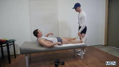 El entrenador ayuda a su atleta a estirarse… ¡hasta el culo!