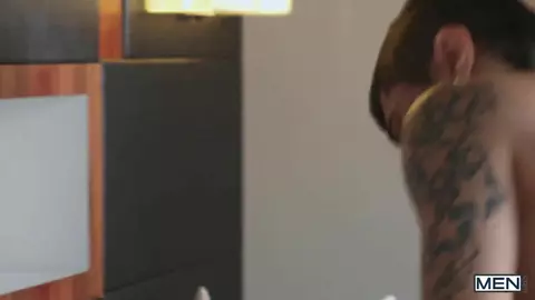 Twink magrinho comido pelo fisiculturista William Seed (consensual)