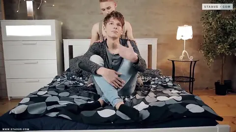 Rotschopf bekommt das Gesicht voll nach Bareback: Joel Tamir & Rob Bisset