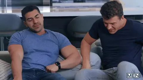 Johnny Rapid in mezzo a due maschi palestrati