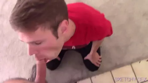 Fratboy wird von der ganzen Bruderschaft gefickt