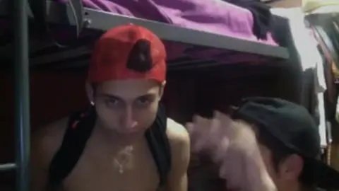 Due pattinatori sulla loro webcam