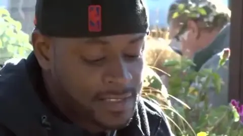 Hombre negro musculoso se folla a un twink