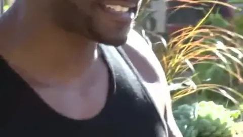 Un nero muscoloso scopa con un twink