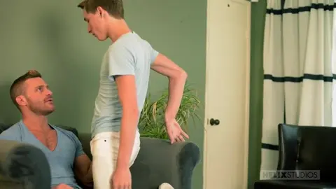 Крепкий мужик посвящает твинка в гей-секс