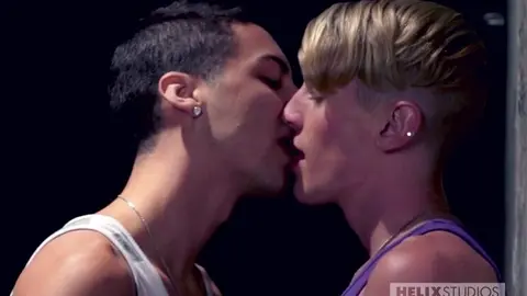 Riempie il buco del suo amico di sperma