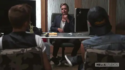 El fotógrafo mira a sus modelos follando