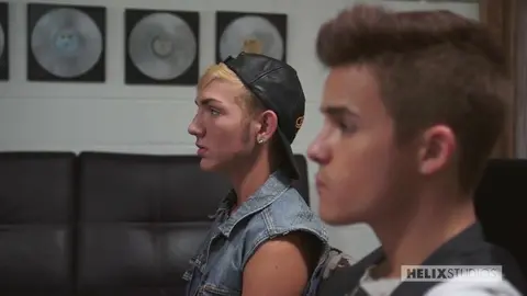 Il fotografo guarda i suoi modelli scopare