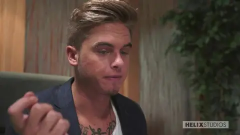 Il fotografo guarda i suoi modelli scopare