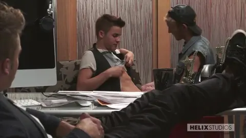 Il fotografo guarda i suoi modelli scopare