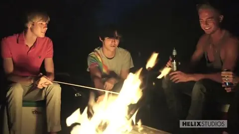 Biondino si fa scopare in tenda