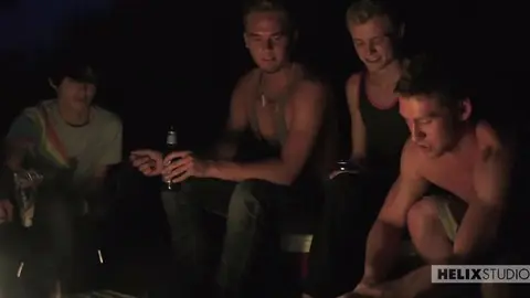 Blonder Junge wird im Zelt hart gefickt