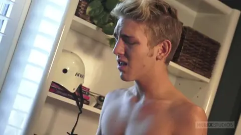 Ian bekommt einen Creampie in seinen engen Arsch