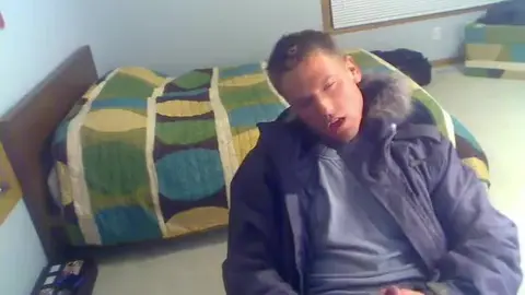 Sueco masturbándose en su cámara