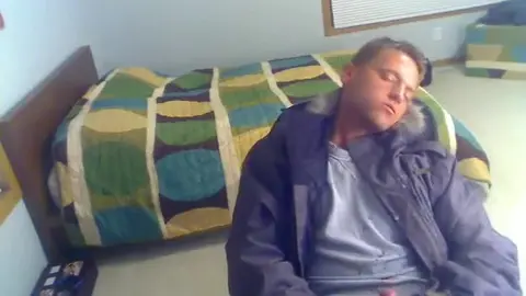 Шведский твинг дрочит на камеру