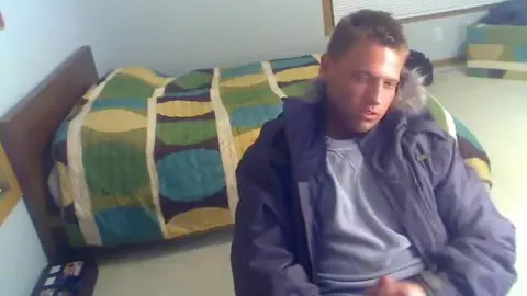 Schwedischer Twink wichst vor der Cam