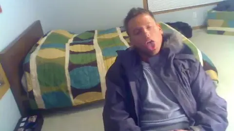 Шведский твинг дрочит на камеру