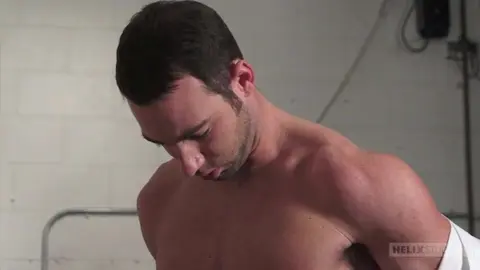 Рыжий парнишка обслуживает член мускулистого жеребца