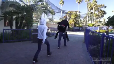 Спортсмен посередине — HelixStudio