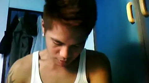 Giovane tailandese si masturba in cam